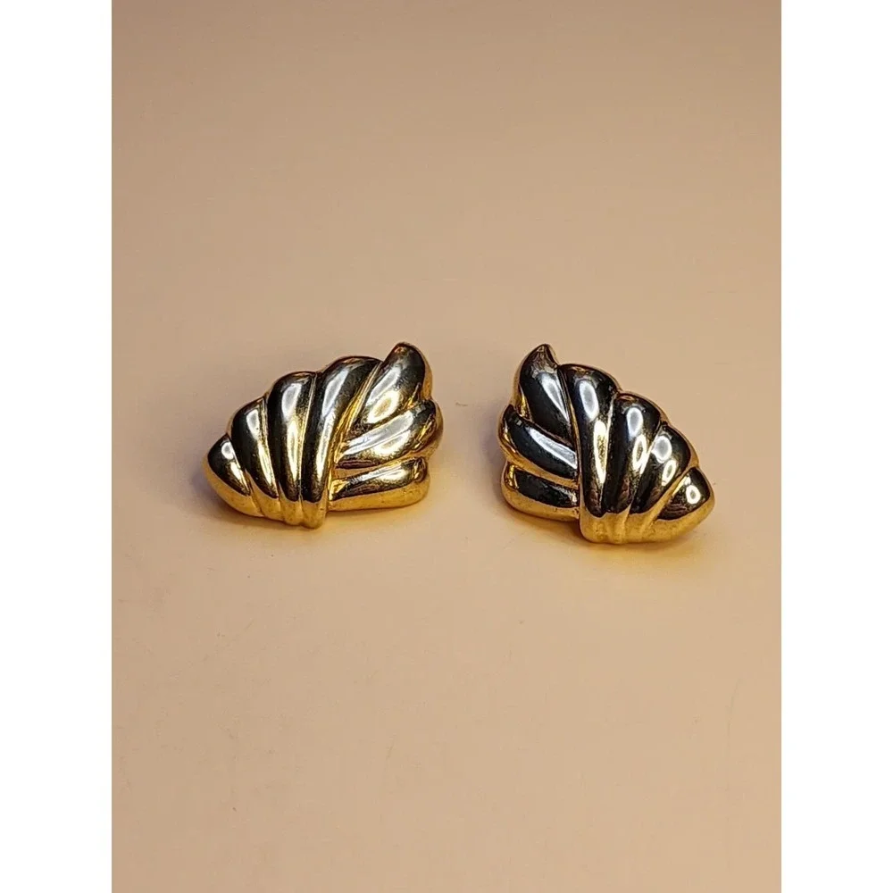 64 Yr Old Signed CROWN TRIFARI Gold Tone Scalloped Clip-On Earrings FREE $HIP!!